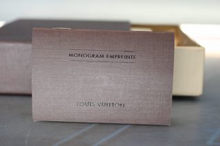 Louis Vuitton, Monogram Empreinte. Caja vacía de funda para iPhone.