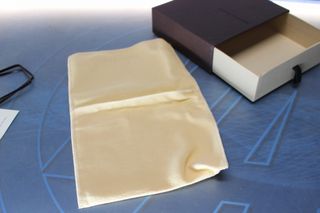 Louis Vuitton, Monogram Empreinte. Caja vacía de funda para iPhone.