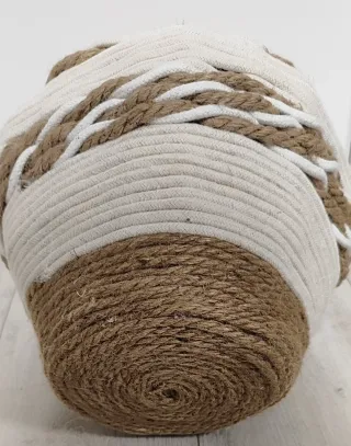 Jarrón artesanal de tela y yute