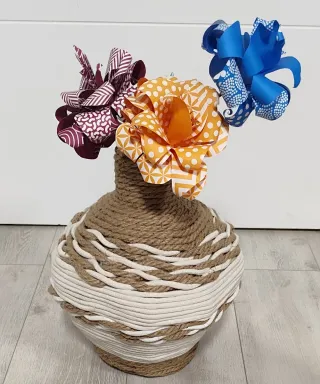 Jarrón artesanal de tela y yute