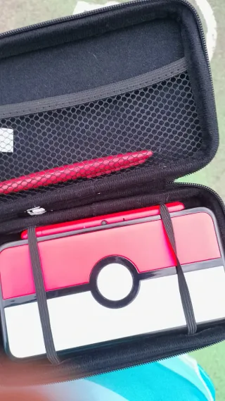 Nintendo 2DS XL Edición Pokeball