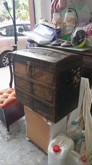 Baúl antiguo de madera y metal