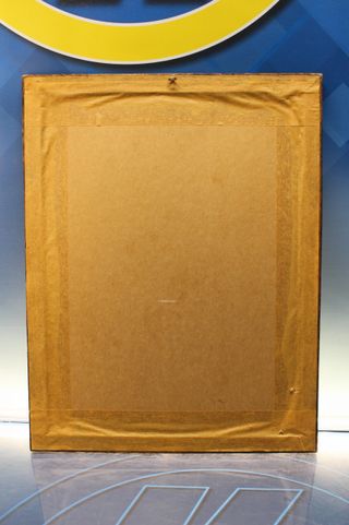 Antigua fotografía familiar firmada en marco de madera tallada.