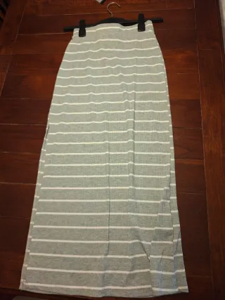 Falda larga gris con rayas blancas