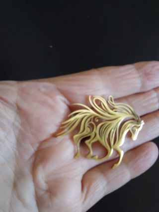 Broche de caballo dorado chapado en oro