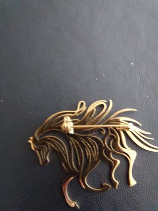 Broche de caballo dorado chapado en oro