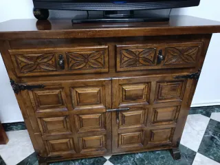 Mueble de madera antiguo con cajones y puertas