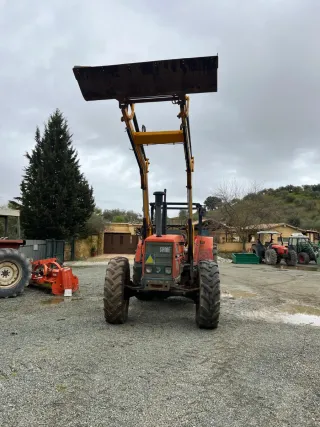 Tractor con pala frontal 670312823