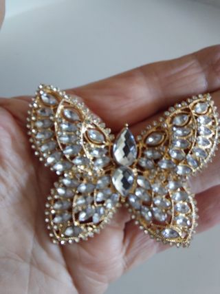 Broche mariposa con pedrería dorado plateado moda