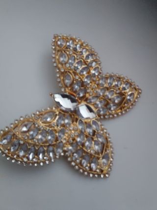 Broche mariposa con pedrería dorado plateado moda