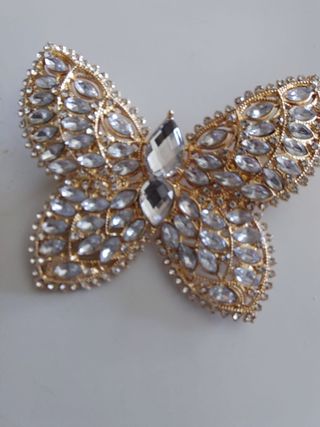 Broche mariposa con pedrería dorado plateado moda