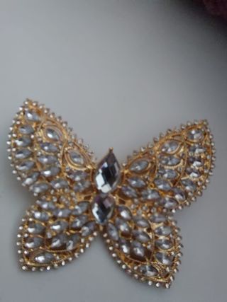 Broche mariposa con pedrería dorado plateado moda
