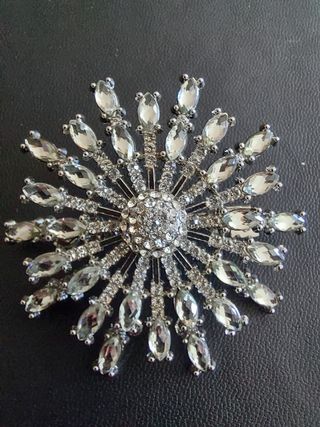 Broche plateado con pedrería moda tendencia mujer