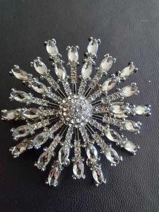 Broche plateado con pedrería moda tendencia mujer