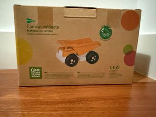 Camión bioplástico. Volquete el corte ingles.