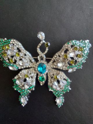 Broche Mariposa con Cristales Verdes y Plateados