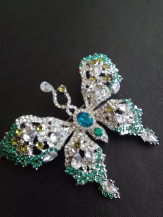 Broche Mariposa con Cristales Verdes y Plateados