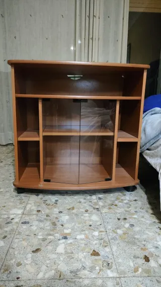 Mueble TV madera con puertas cristal