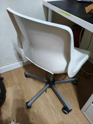 Silla de escritorio blanca y gris