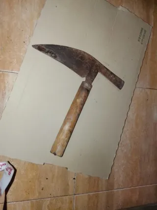 Pico antiguo de hierro forjado