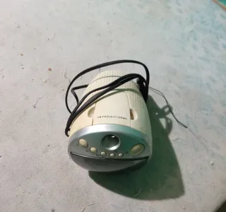 Radio Despertador Proyector Plata y Blanco