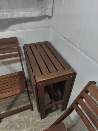 Mesa y 2 sillas plegables madera
