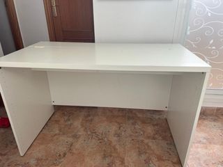 Escritorio blanco de madera