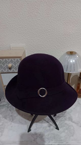 Sombrero beig con flor, negro y morado