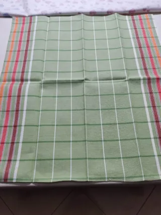 Canovaccio a quadri verde con bordi colorati