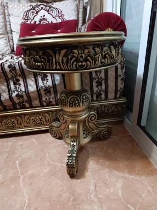 Mesa auxiliar dorada y Negro