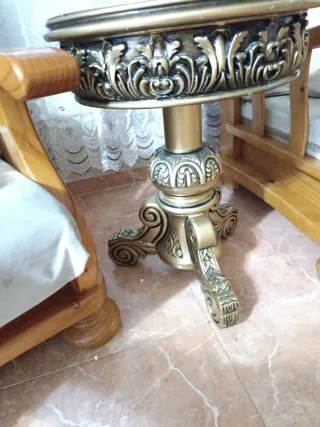 Mesa auxiliar dorada y Negro