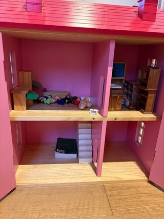 Casa de muñecas de madera rosa