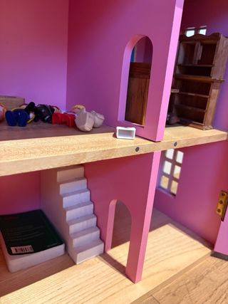 Casa de muñecas de madera rosa