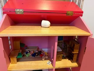 Casa de muñecas de madera rosa