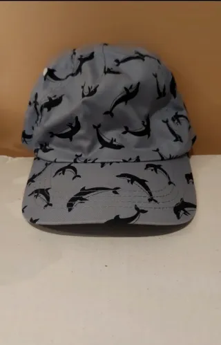 Gorra infantil con estampado de delfines