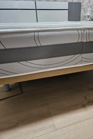 Cabecero de tela gris y blanco