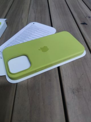 Apple Funda de silicona con MagSafe para el iPhone 16 Pro Max - Amarillo carambola