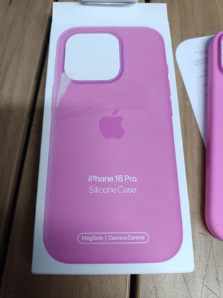 Funda de silicona con MagSafe para el iPhone 16 Pro - Peonía