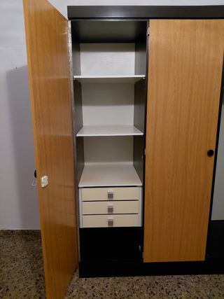 Armario de madera con puertas