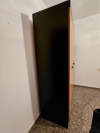 Armario de madera con puertas