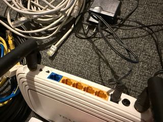 Router TP-Link, Switch, extensor y Cables de Red