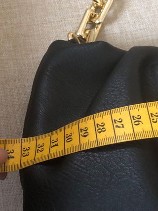 Borsa nera con catena dorata