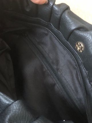 Borsa nera con catena dorata