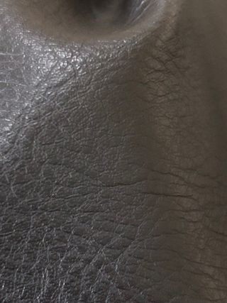 Borsa nera con catena dorata