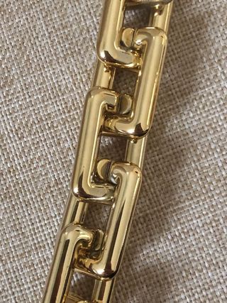 Borsa nera con catena dorata