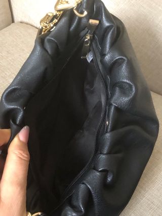 Borsa nera con catena dorata