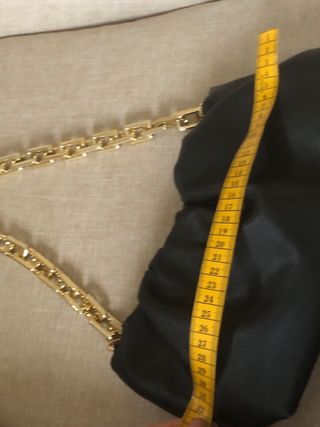 Borsa nera con catena dorata