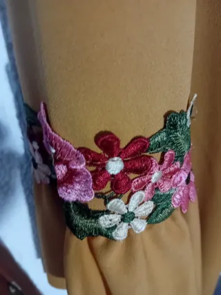 Vestido ocre Made in Italy con flores