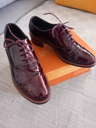 Zapatos charol burdeos Gadea