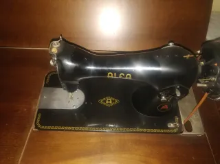 Máquina de coser Alfa con mueble